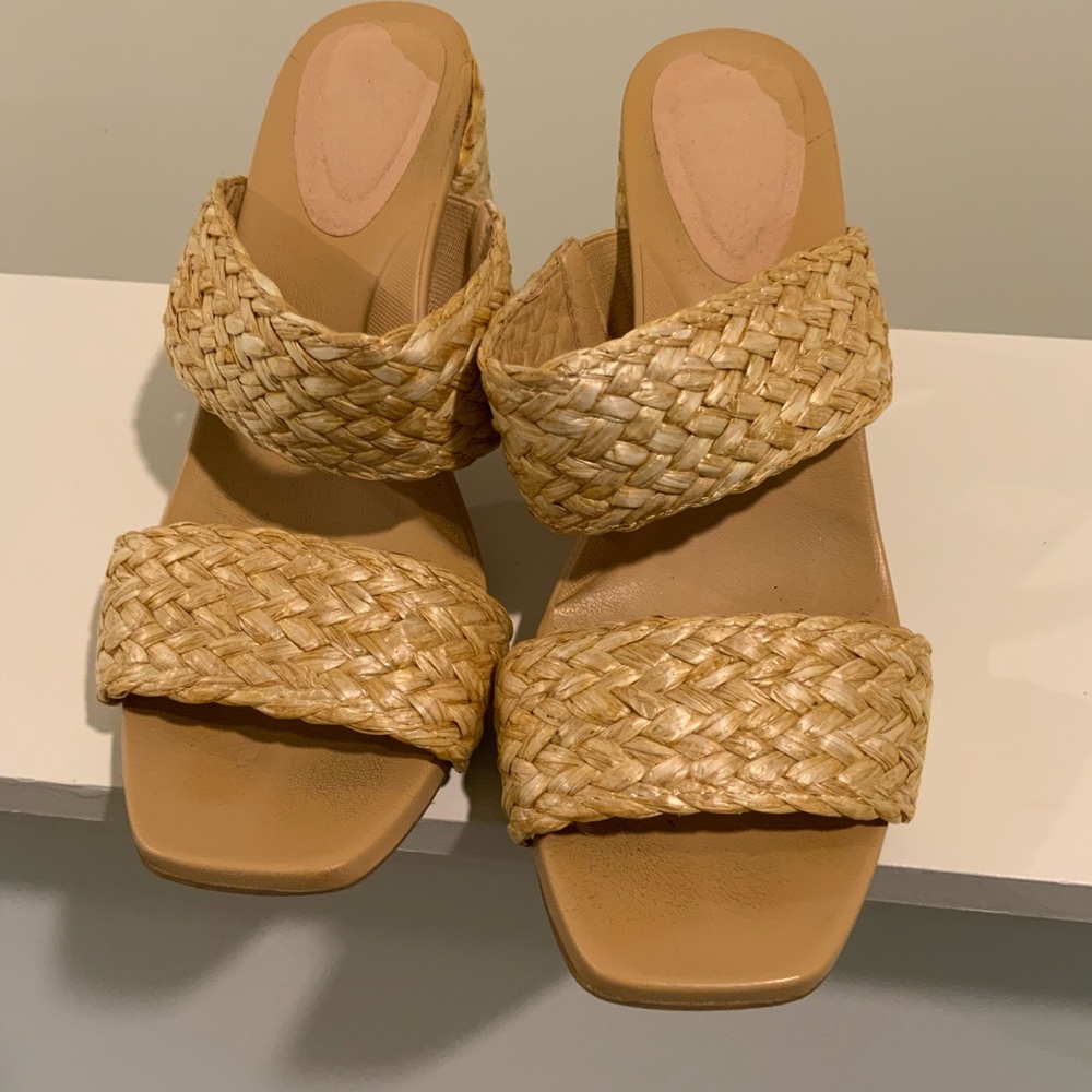 Mia size 7 1/2 Women's Tan Woven Sandals